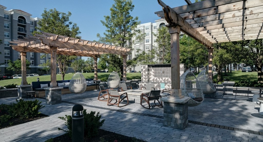 Outdoor lounge with sky chairs and fire pit - The Mil'Ton