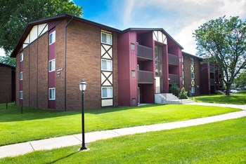 Hampton in Highland apartment building exterior - Photo Gallery 3