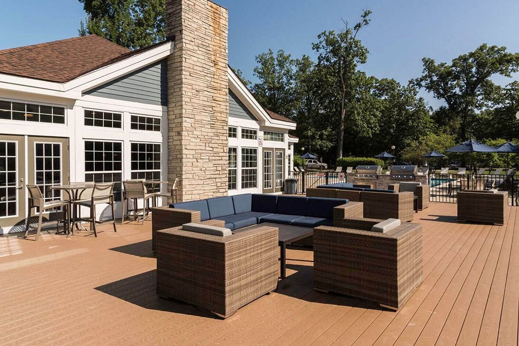 outdoor resident lounge area at the Fairlane Woods apartment community