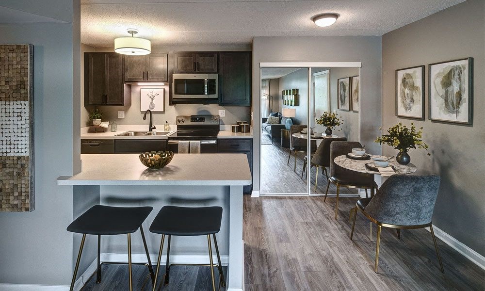 Well Equipped Eat-In Kitchen at Foxboro Apartments, Illinois