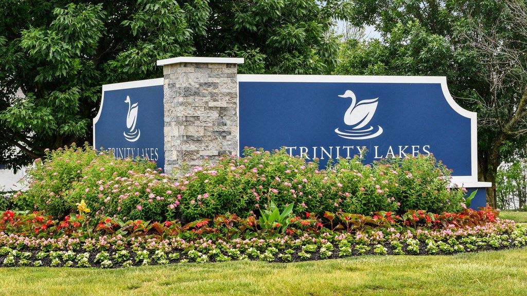 the sign for trinity lakes at the entrance to the park