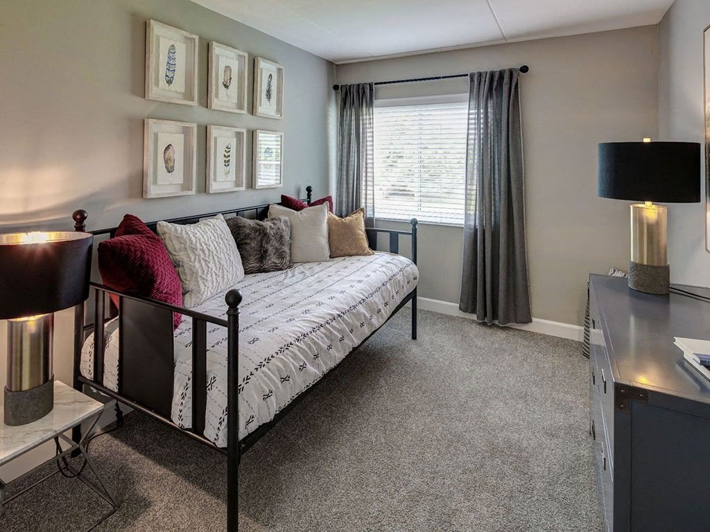 a daybed in a carpeted bedroom of a Elk Grove Village apartment
