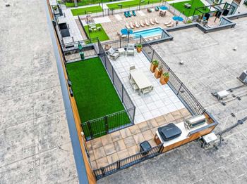 A rooftop patio with a private dog run, lounge seating, and grills at Brynwood at Wilderness Ridge in Lincoln, NE.