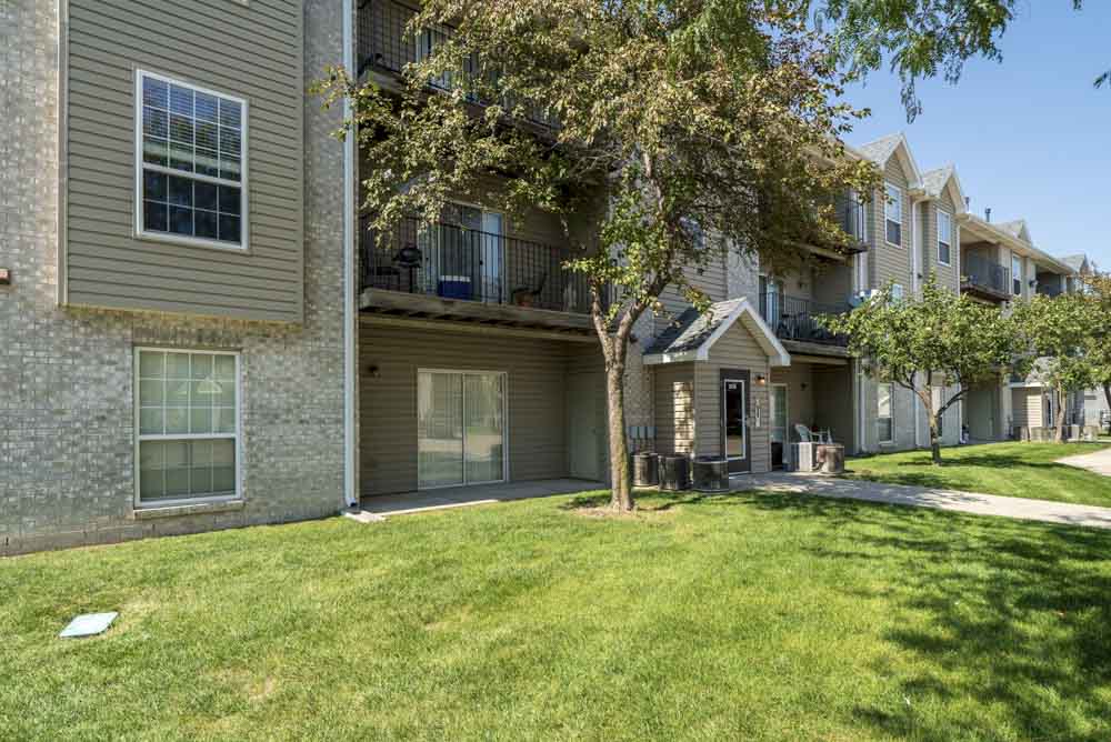 Greenspace around exterior at Eagle Run Apartments in northwest Omaha 68164
