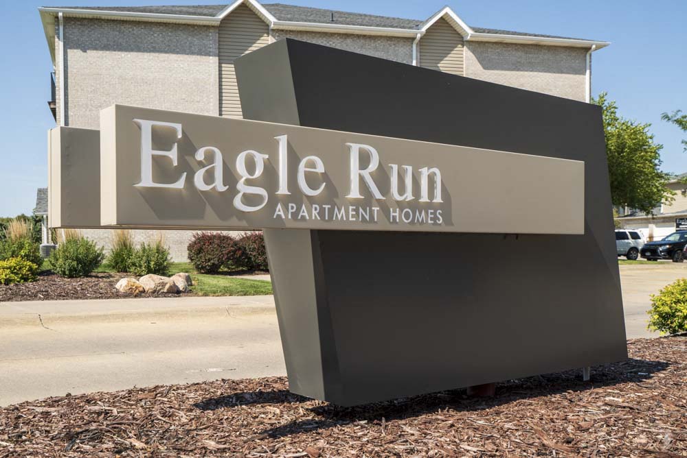 Monument sign for Eagle Run Apartments in northwest Omaha 68164