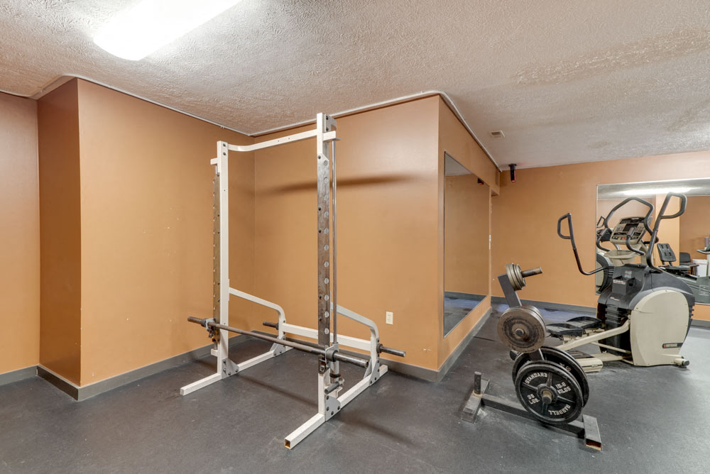 Weightlifting equipment at Eagle Run Apartments in northwest Omaha 68164