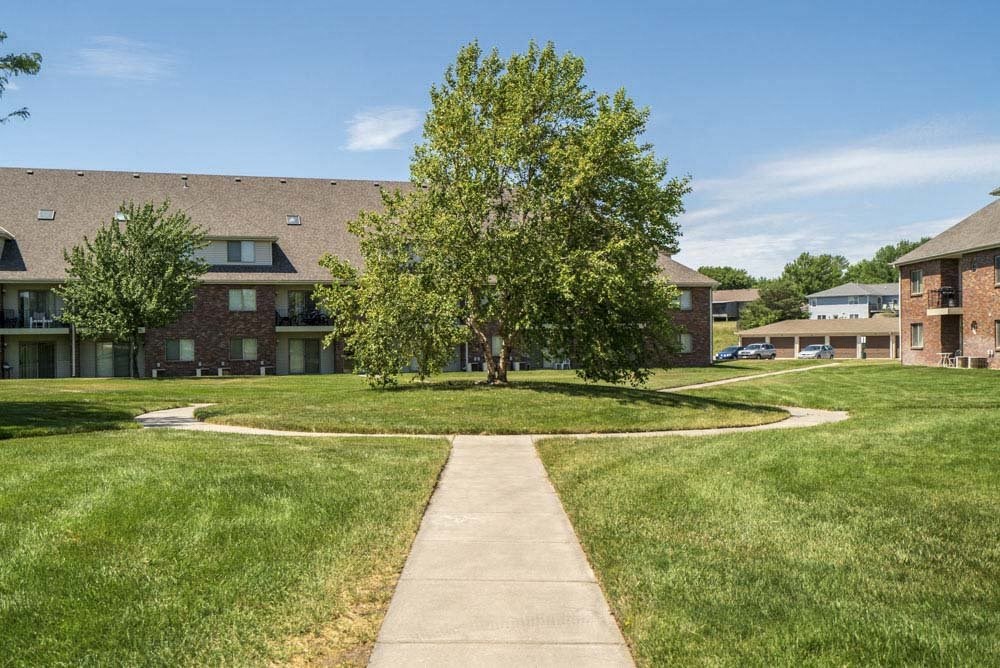 Outdoor greenspace at fountain glen apartment in north lincoln nebraska
