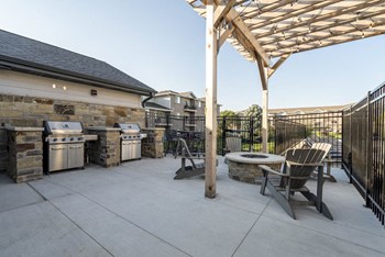 Outdoor firepit and grills at Highland View Apartments in north Lincoln NE 68521 - Photo Gallery 8