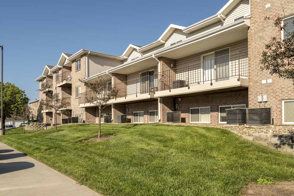 Exterior view of Highland View Apartments in north Lincoln NE 68521