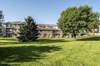 Greenspace around Highland View Apartments in north Lincoln NE 68521 - Photo Gallery 17