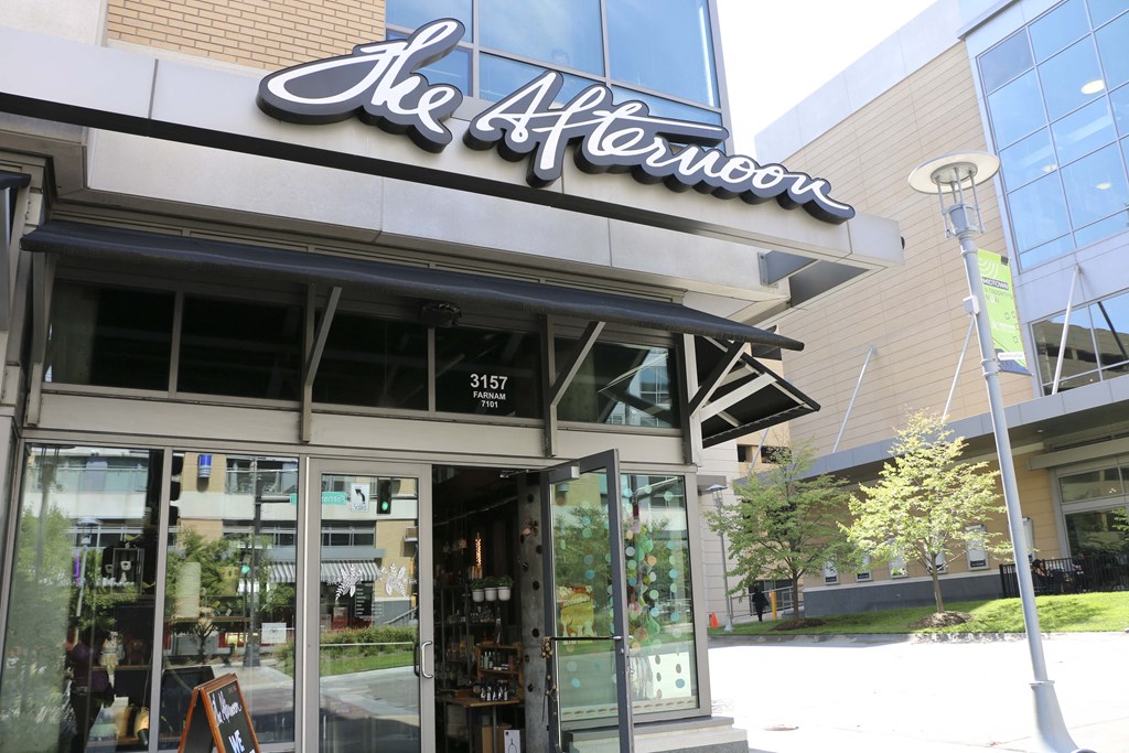 Convenient Location Near Shopping, Dining And Entertainment at Midtown Crossing Apartments, Omaha, NE