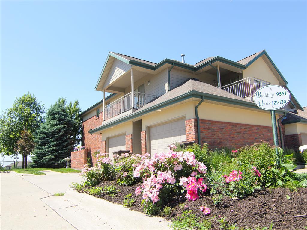 wonderful landscaping at Southwind Villas in La Vista Nebraska