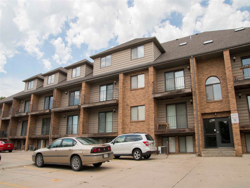 side of front view at Capitol View Apartments in Lincoln Nebraska