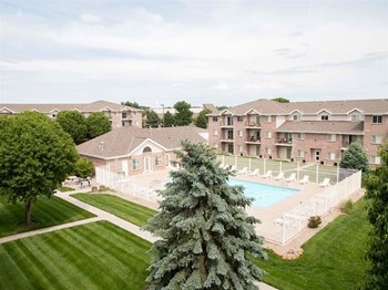 Exterior aerial of pool at Highland View Apartments in Lincoln NE - Photo Gallery 9