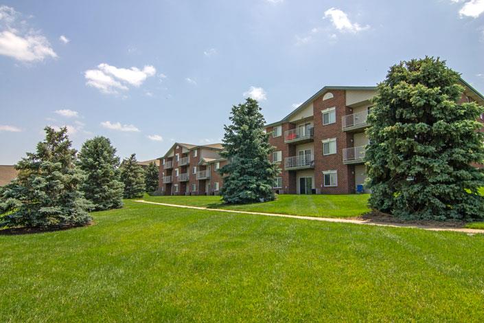Northridge Heights Apartments lawn with Building View in Lincoln NE