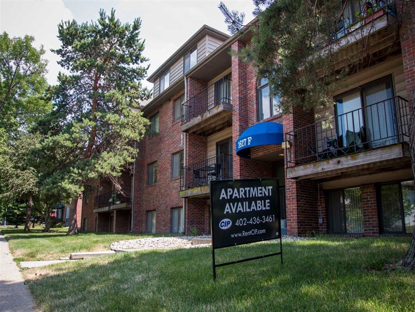 Entrance and sign at Packard House Apartments in Lincoln Nebraska - Photo Gallery 1