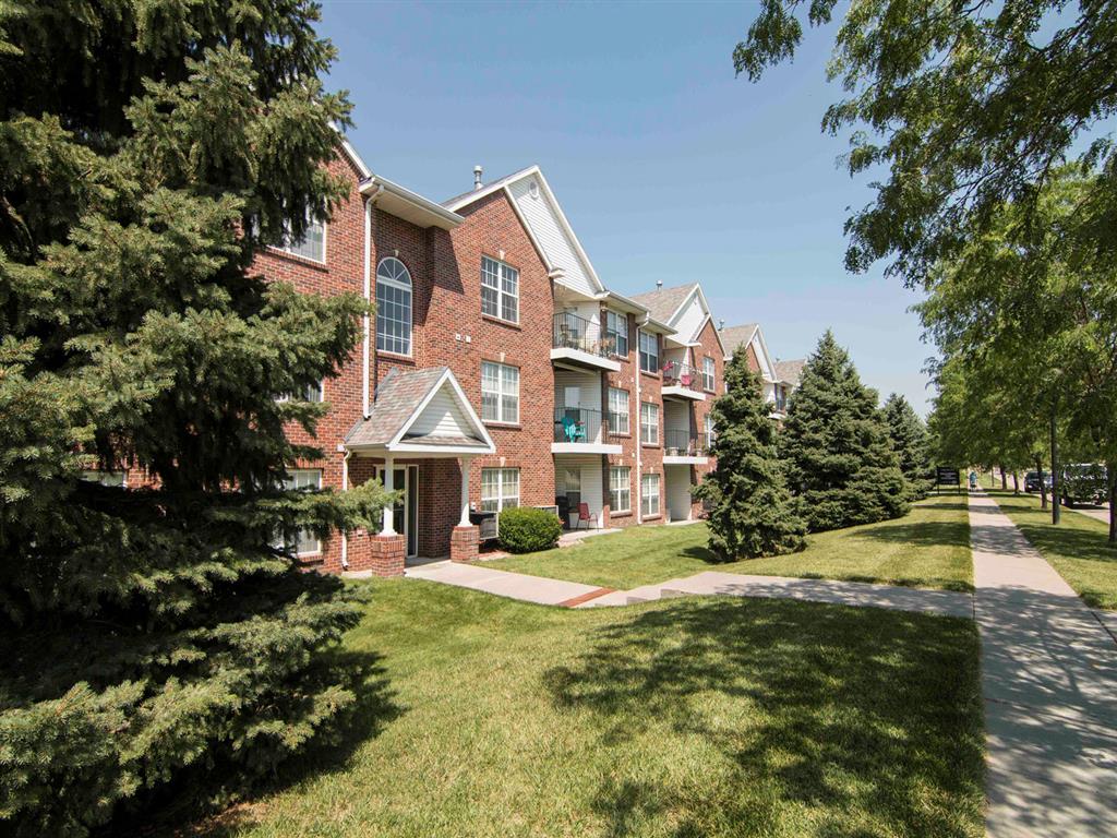 Entrance to Williamsburg Park Apartments in Lincoln NE