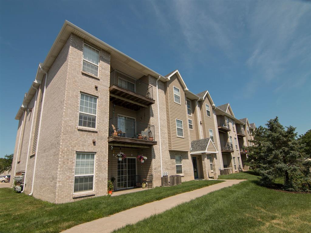 Exterior view of Eagle Run Apartments in Omaha NE