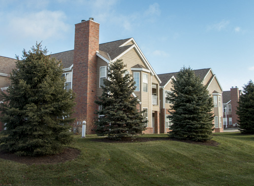 Exteriors-Ridge Pointe Villas townhomes exterior with private entrances and greenspace in south Lincoln NE