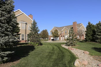 Green spaces near townhomes at Ridge Pointe Villas - Photo Gallery 10