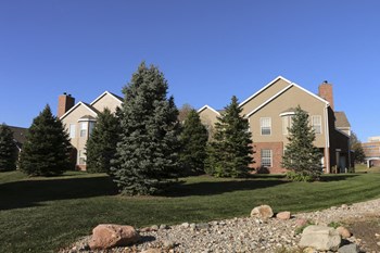 Exteriors-Exterior view of greenspace and landscaping of Ridge Pointe Villas in south Lincoln - Photo Gallery 40