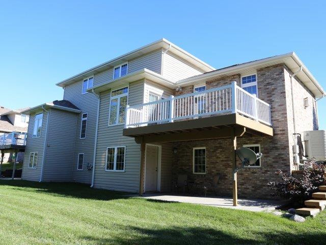 View of large deck at Stone Ridge Estates' duplexes for rent in south Lincoln Nebraska