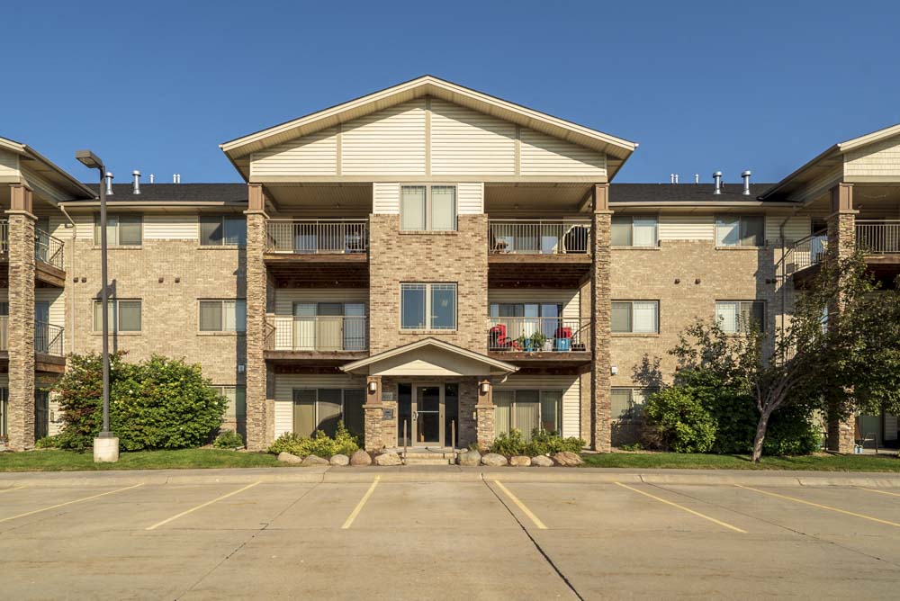 Exterior view of flats-style apartments at Grand Legacy apartments and townhomes in west Omaha NE 68130