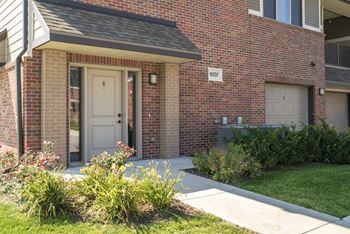 Private entrances at Villas of Omaha in northwest Omaha NE 68116