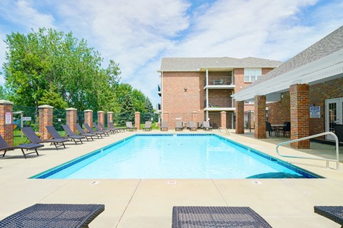 the swimming pool at Williamsburg Park Apartments