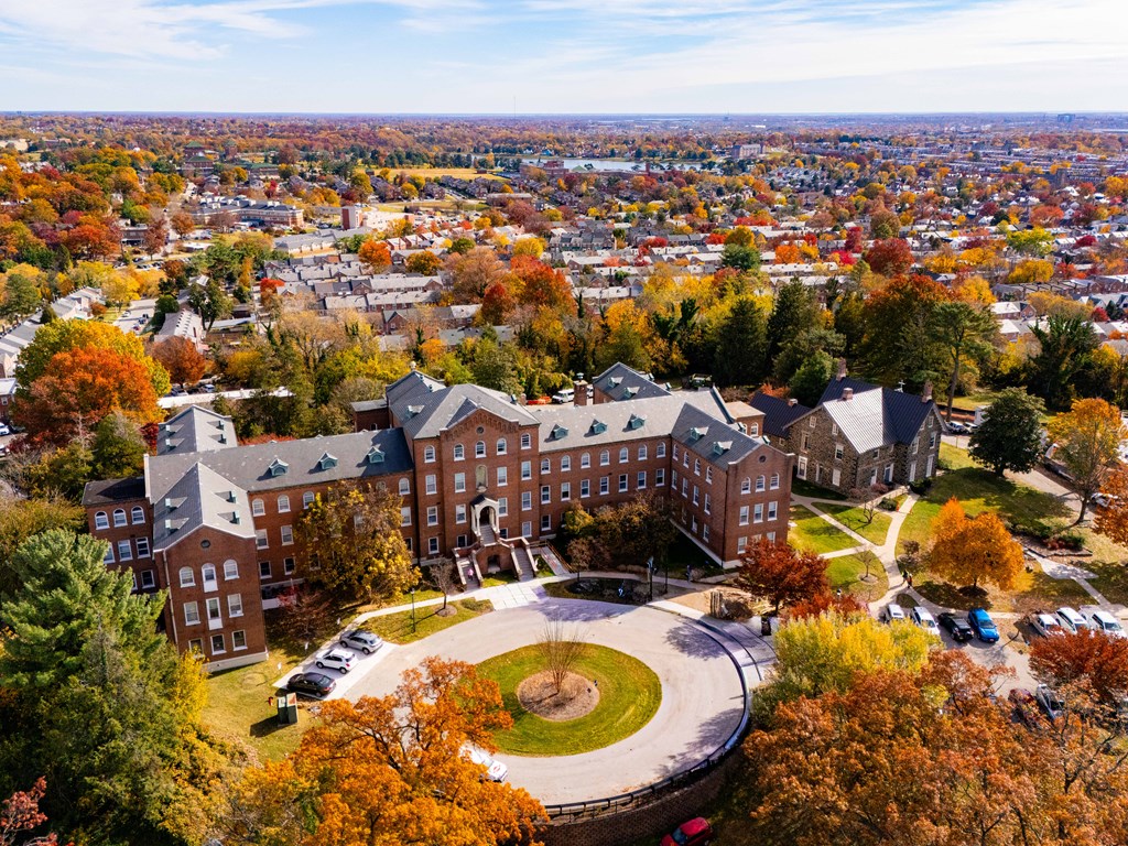A large building with a circular driveway in front of it.