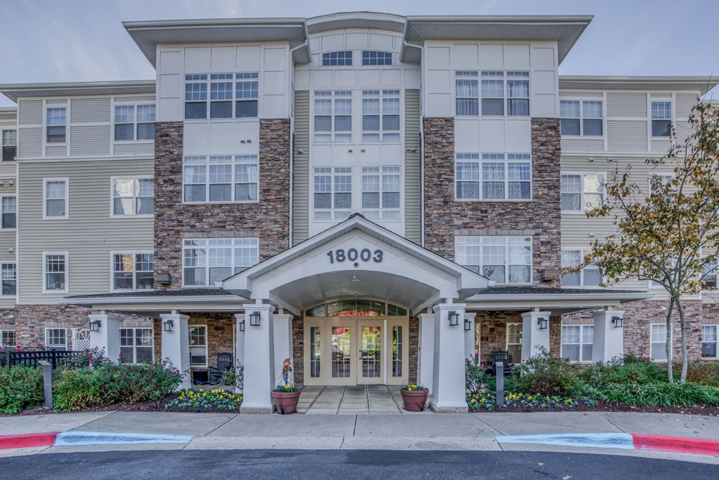an apartment building with a front entrance with the number 1988 on it