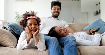 happy family on sofa - Photo Gallery 4