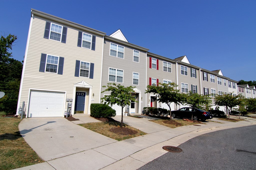 a row of townhomes with a blue sky in the background