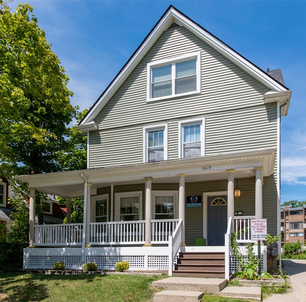 A house with the number 1619 on the front.