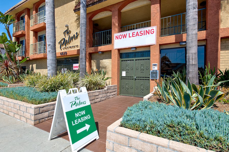 Exterior picture of The Palms Apartments in Hawthorne Los Angeles California.