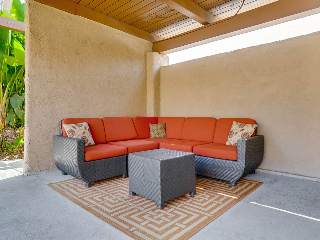SpringTree Apartments Lifestyle - Outdoor Lounge Area