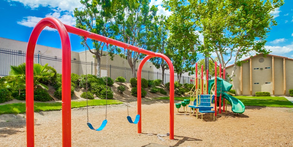 Las Ventanas Apartments Lifestyle - Playset