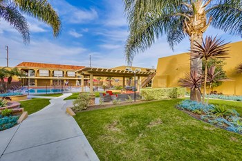 Whiffle Tree Apartments in Huntington Beach California. - Photo Gallery 5