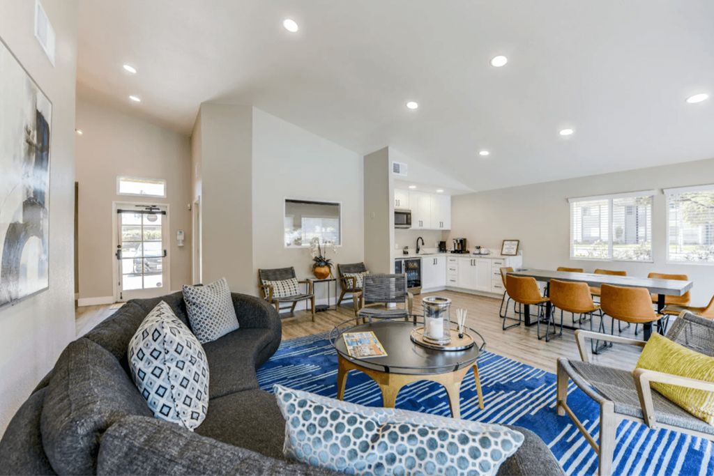 additional photo for property listing at chic digs with room to stretch out in the village 22 car