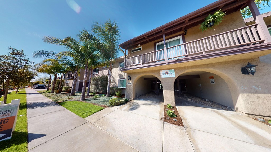 Swimming Pool and Spa at Huntington Cove Apartment Homes in Huntington Beach, California.