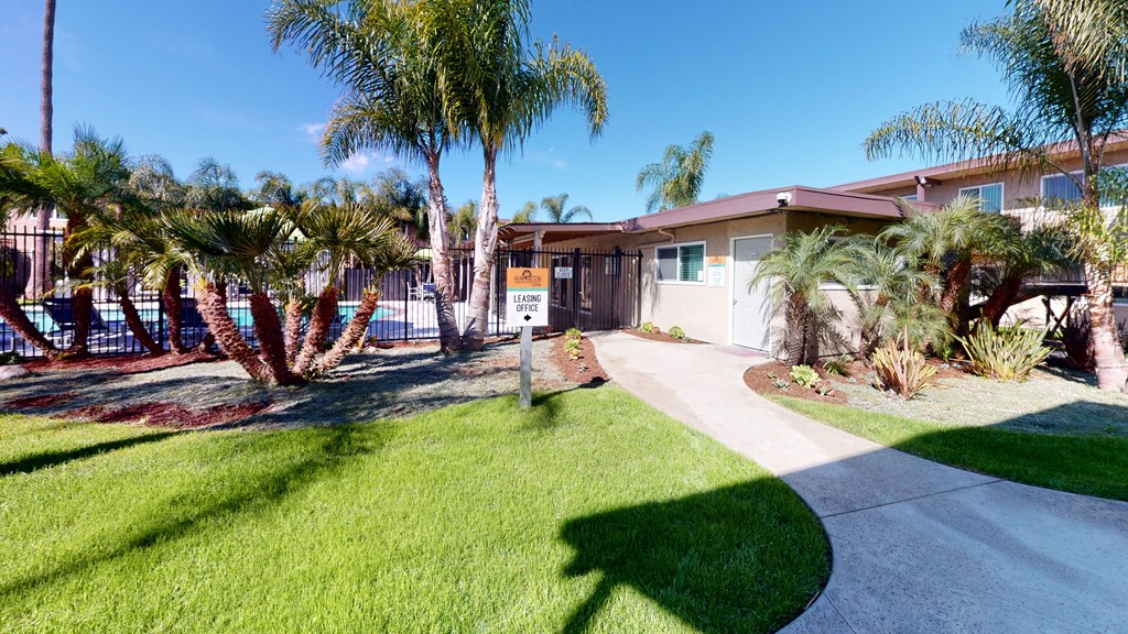 Swimming Pool and Spa at Huntington Cove Apartment Homes in Huntington Beach, California.