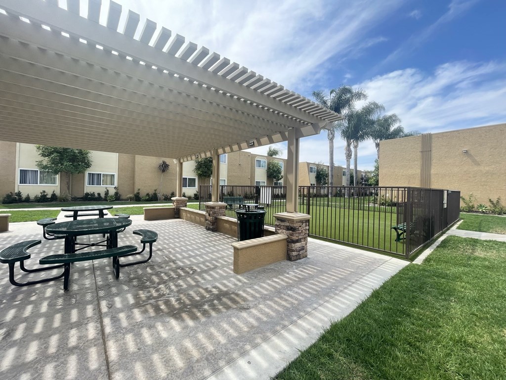 Dog Park and Outdoor Shaded Seating at Whiffle Tree Apartment homes in Huntington Beach, CA.