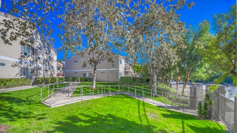 additional photo for property listing at chic digs with room to stretch out in the village 22 car