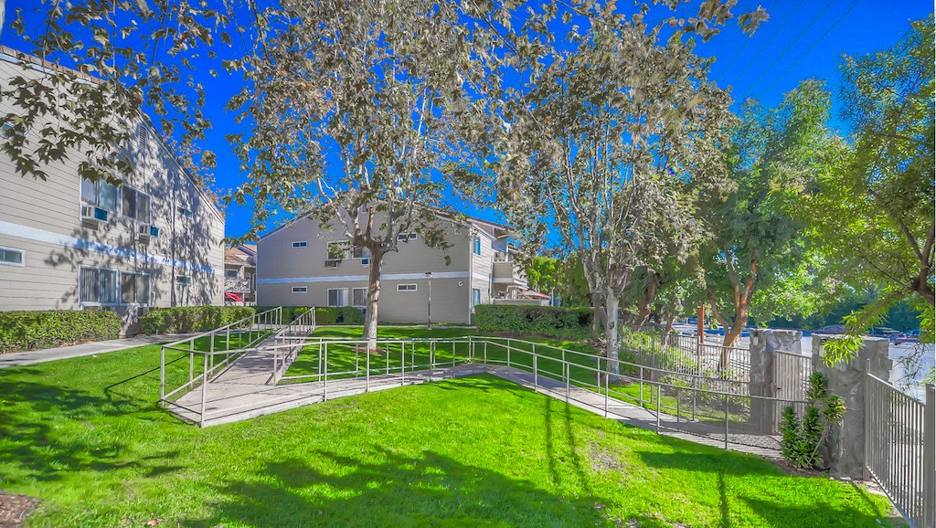 additional photo for property listing at chic digs with room to stretch out in the village 22 car