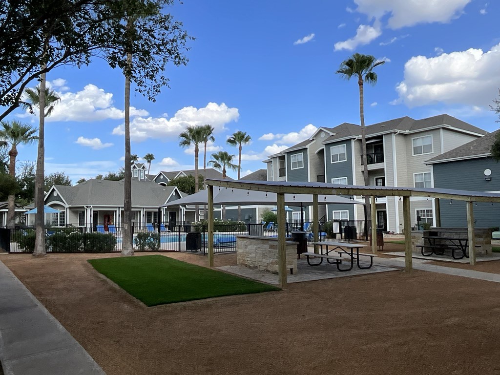 the preserve at ballantyne commons apartments with a pool and picnic area
