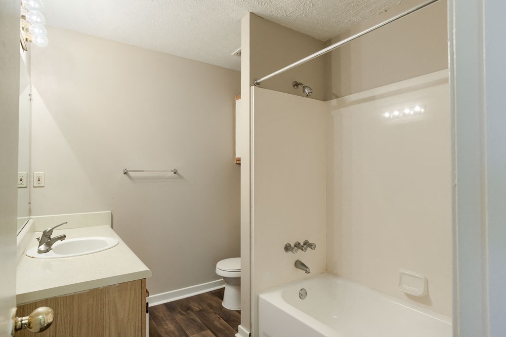 Cottonwood Apartments Greenville, MS Bathroom II