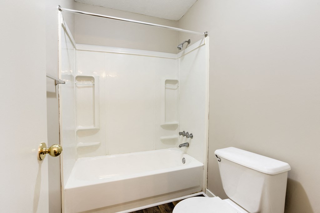 Cottonwood Apartments Greenville, MS Bathroom