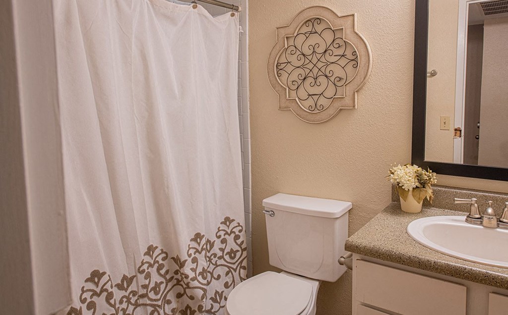 Deer Wood Apartments Bathroom