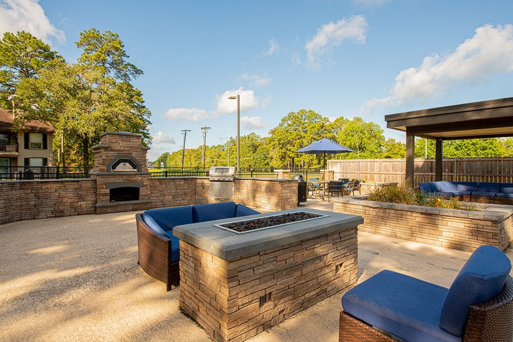 Deer Wood Apartments Outdoor Seating Area