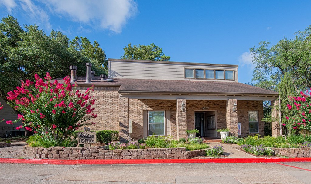 Deer Wood Apartments Leasing Office Exterior